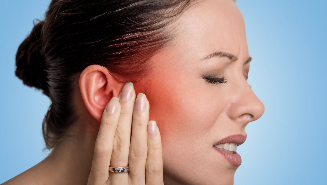 mujer con dolor de oiido