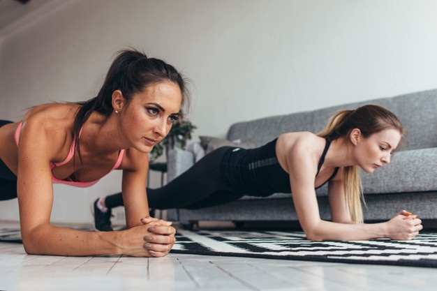dos chicas haciendo ejercicio plank