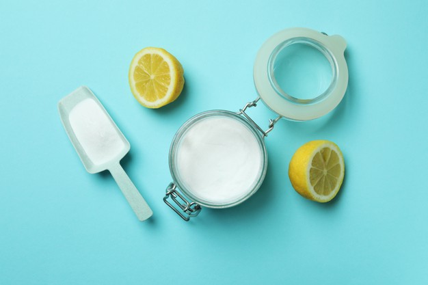 limón y sal en diferentes recipientes