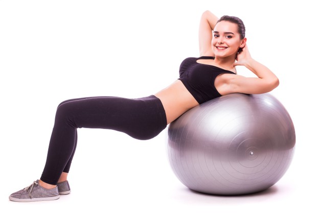 chica que hace ejercicio con pelota