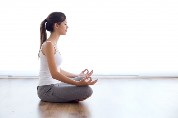 el ejercicio de relajación de de yoga con la regla ayuda a eliminar los dolores pélvicos