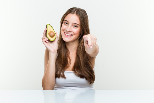 chica que consume aguacate para la diabetes