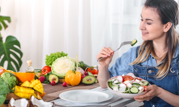 Chica delgada hace dieta con avena y alimentos nutritivos y saludables para adelgazar
