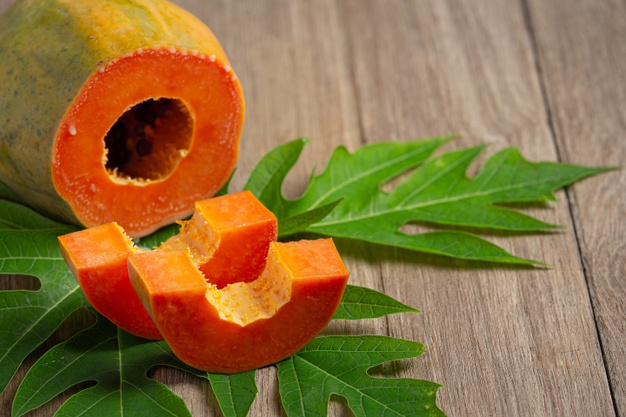 las hojas de papaya en té ayudan al organismo