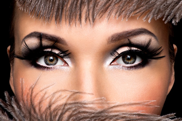 chica con maquillaje extravagante