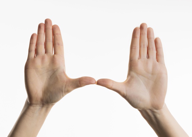 manos para hacer test de personalidad según el dedo meñique
